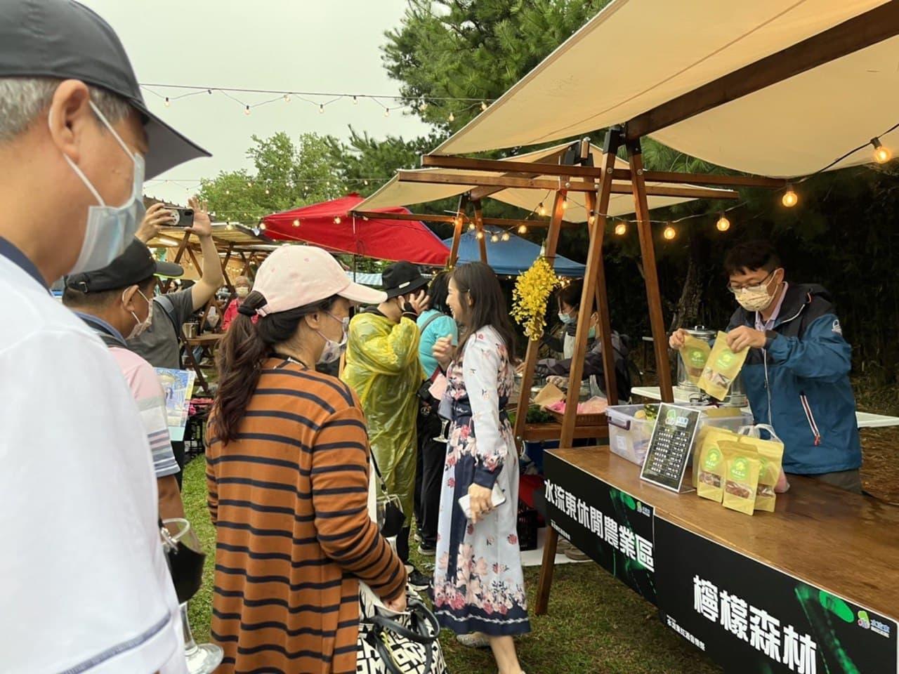 水保局在農村慶祝豐收 舉辦紅酒音樂祭派對