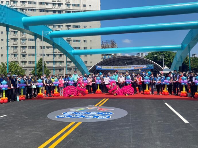 台中市南門橋第三代鋼構橋新建完成，舉行通車剪綵儀式。(圖/記者林均和攝)