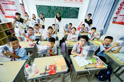 金沙中國的代表團於9月10日出席澳誼小學捐贈交接儀式後，隨即與一眾嘉賓參觀新校舍，並送出由金沙中國義務工作者為學生們準備的文具禮包，以及向校舍送贈一批體育用品。