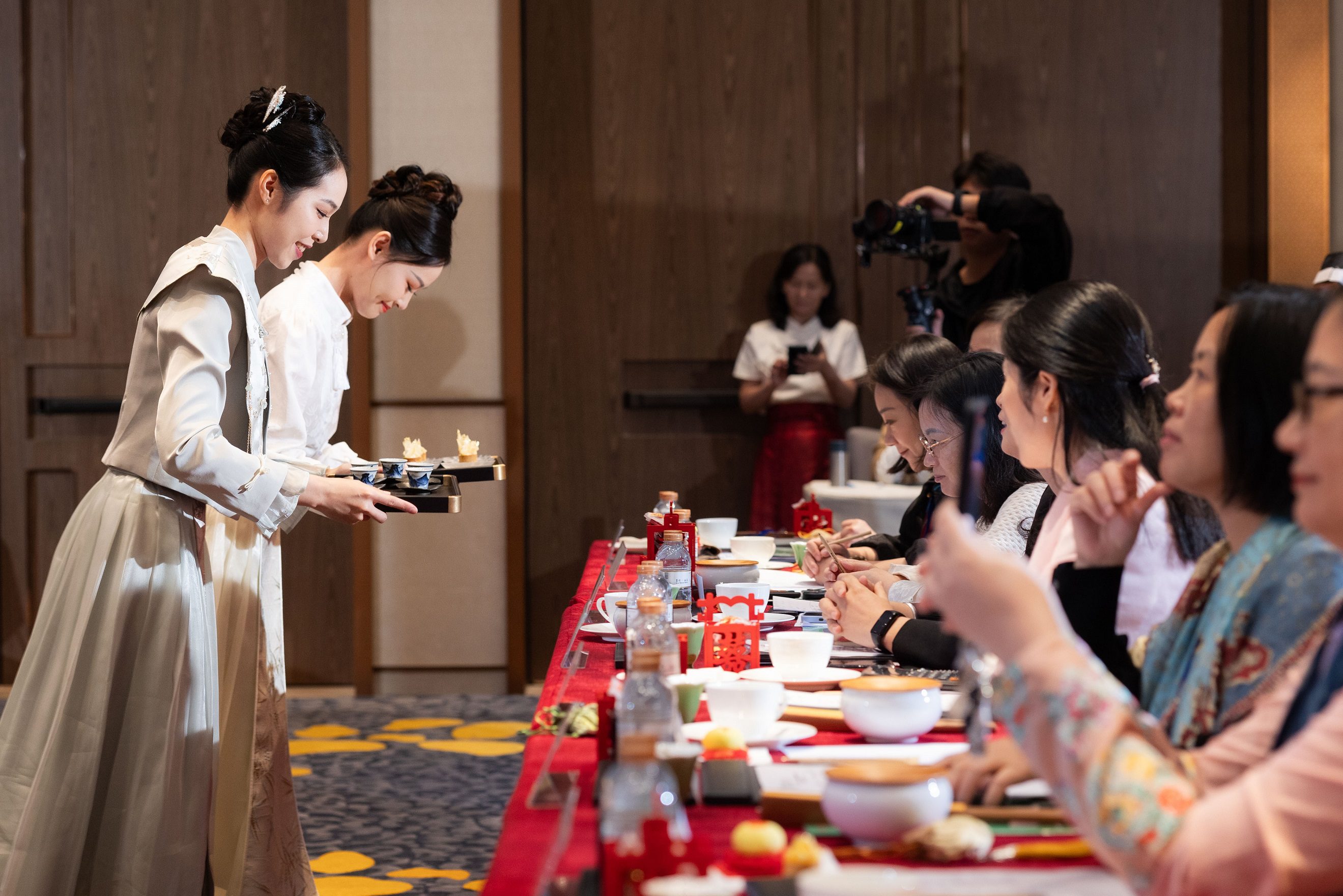 「澳門銀河」茶藝師團隊的主泡手盧紫瑤(左一)與副泡手陳程紅勇奪「茗星茶藝師第十一屆全國評選大賽 粵港澳賽區決賽」冠軍，將以粵港澳賽區冠軍的身份參加全國評選大賽的年度總決賽，角逐全國冠軍寶座。