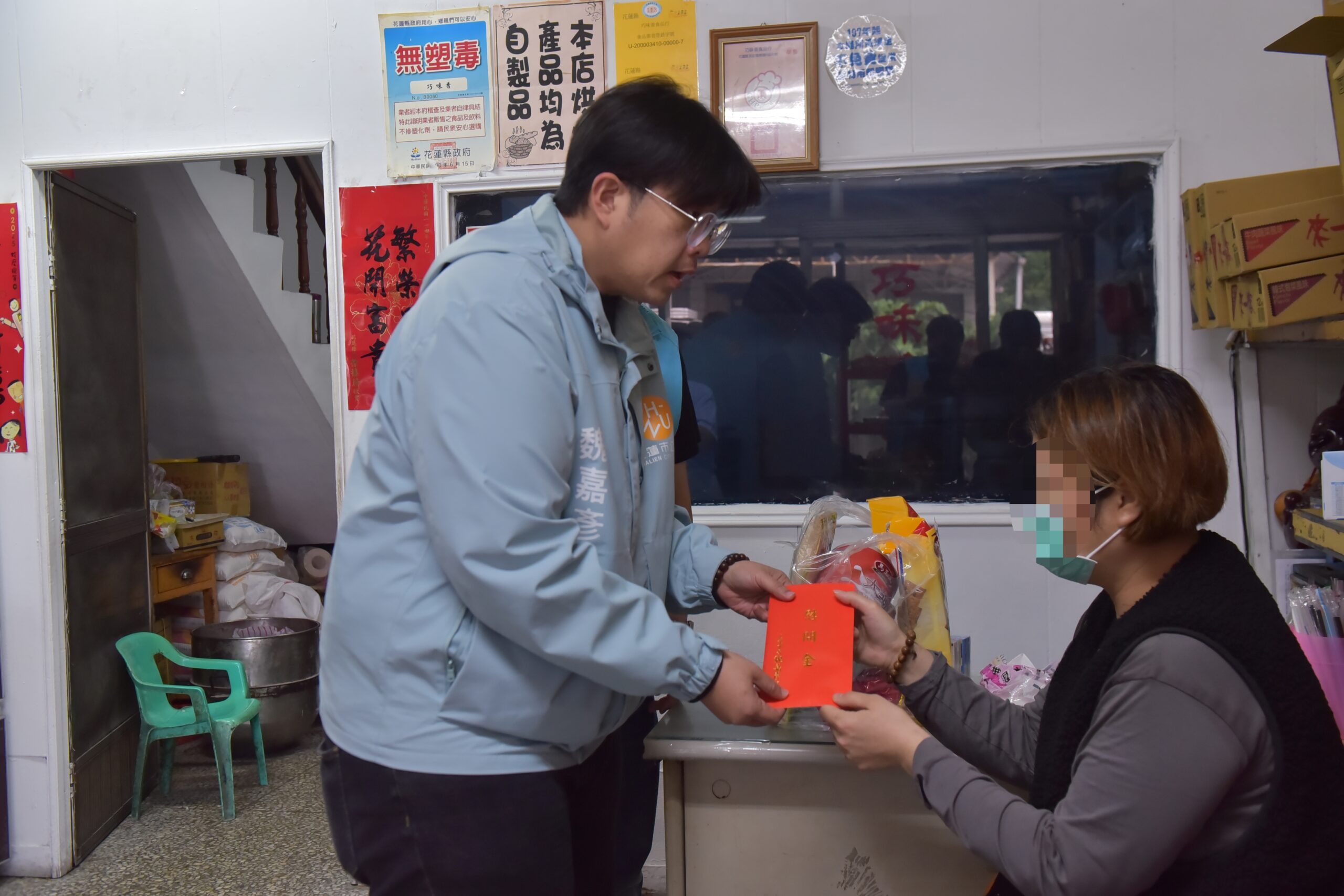 吉安鄉民遭逢變故陷困境  花蓮市長魏嘉彥跨鄉送暖