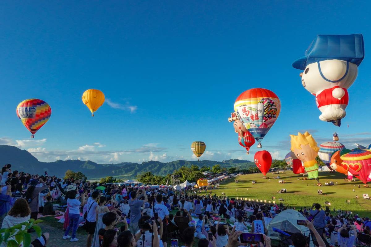 PIBALL!  2024臺灣國際熱氣球嘉年華登場  熱氣球翱翔妝點臺東天空