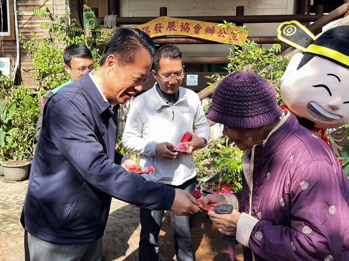 翁章梁赴大埔、阿里山發新春紅包　祝福要蛇麼有蛇麼