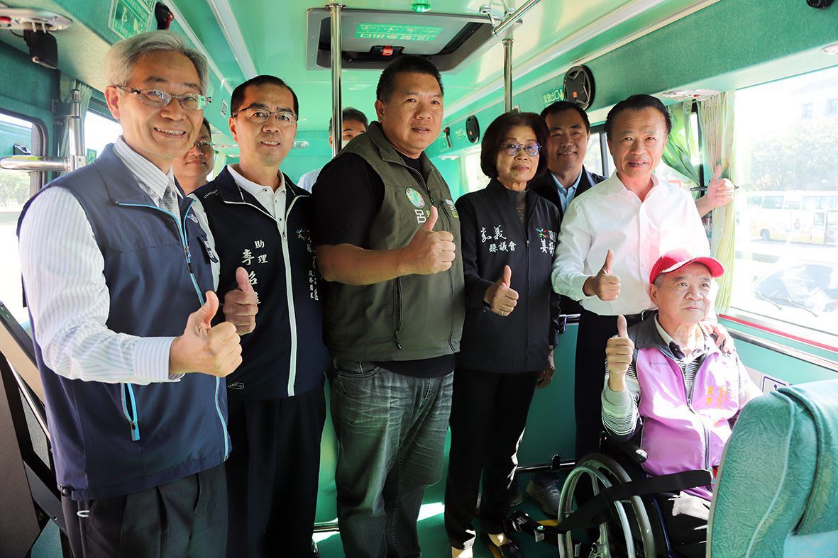 嘉義縣新購10輛無障礙「大中巴」　幸福公車正式啟航