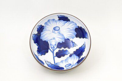 Large bowl, camellia design in ancient celadon glaze, 880,000 yen (diameter 28cm)