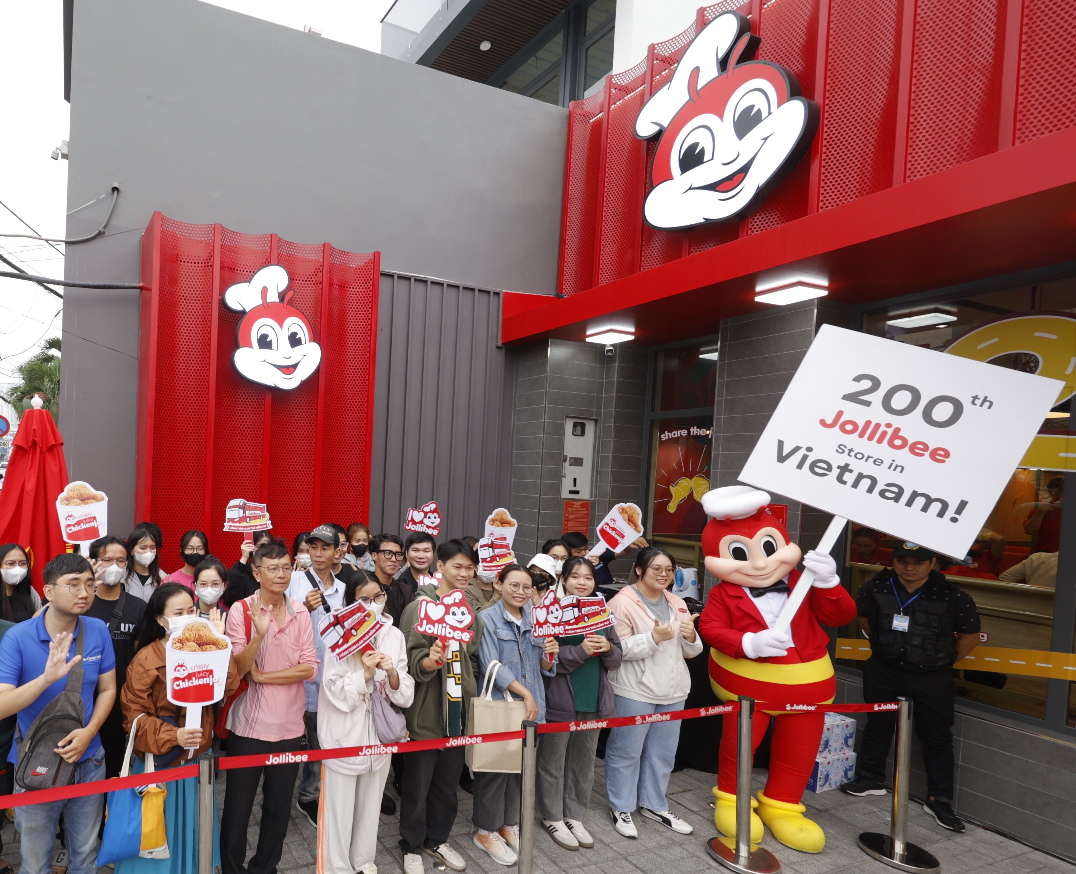 Jollibee 越南第 200 間分店於胡志明市第六郡後江街 704 號開幕，現場吸引大批越南顧客滿心期待