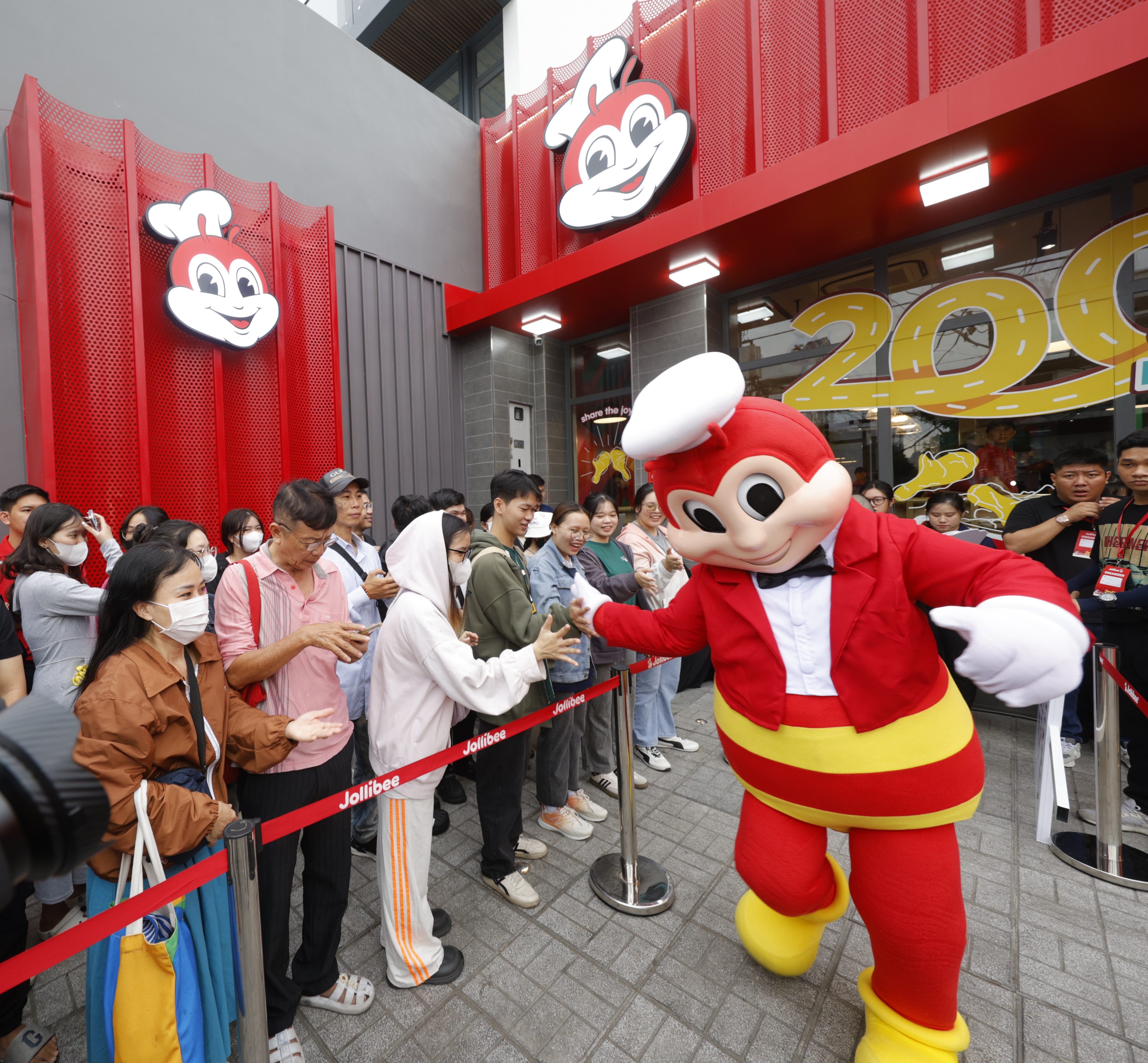 Jollibee 熱情迎接眾多粉絲，一起見證越南第 200 間分店的誕生，這也是 Jollibee 在菲律賓以外最大的分店