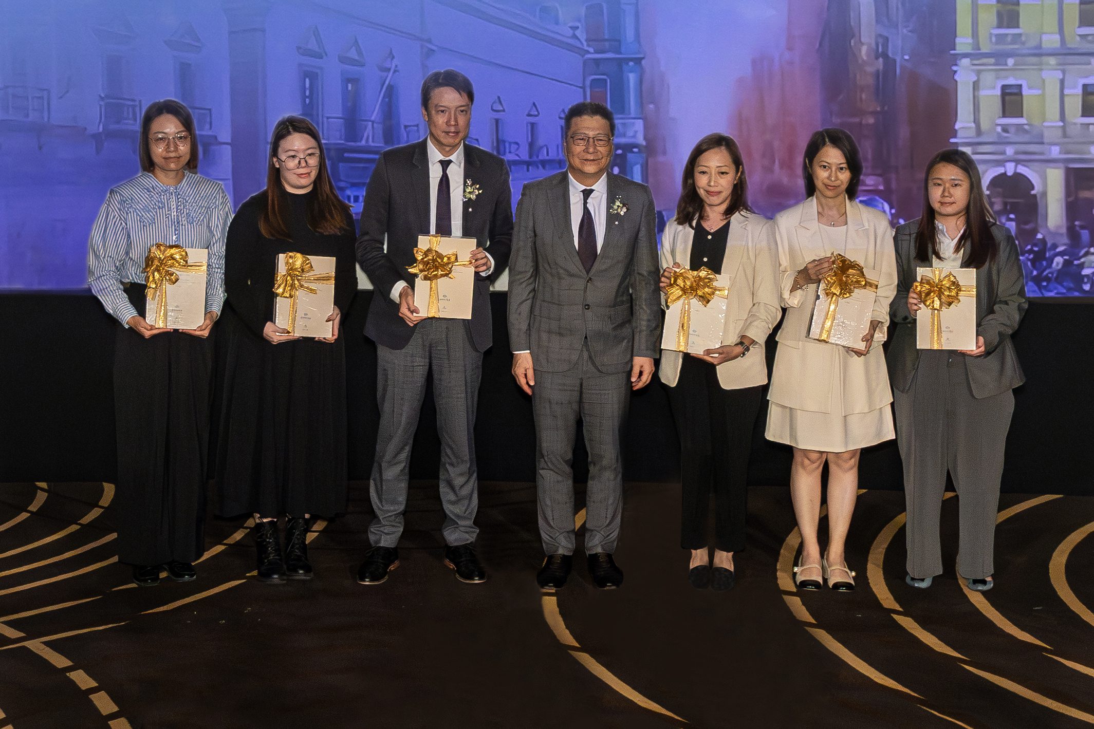 力行集團主席蕭頌銘向澳門公共圖書館及多間高等院校圖書館代表贈書