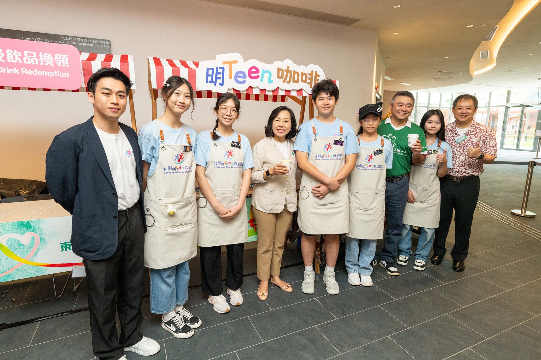 民政及青年事務局局長麥美娟女士（左四）與恒隆地產行政總裁盧韋柏先生（右三）品嚐由「共創明 『Teen』校友會」學員現場炮製的手沖咖啡，鼓勵青少年發掘一技之長