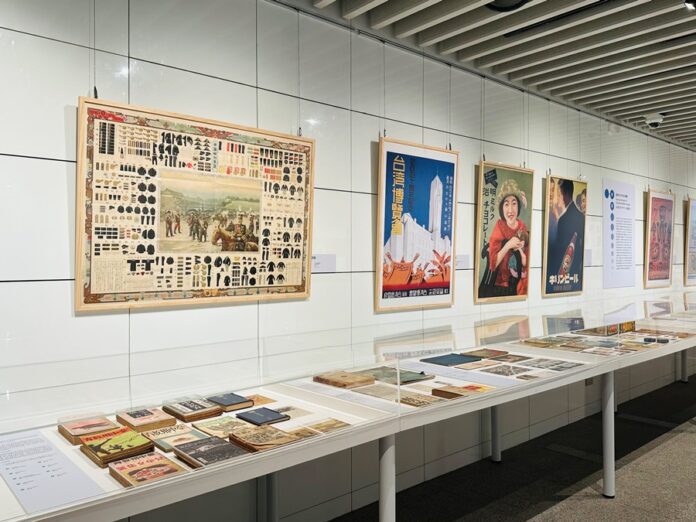 國資圖世紀的容顏：臺灣百年美術設計發展暨文獻展-展出1935年間日治時期的海報設計。(圖/記者林均和攝)