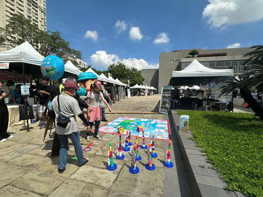 農村與水土保持嘉年華活動透過多款水保相關的教案、遊戲及科普知識，讓民眾透過輕鬆的互動體驗，了解目前政府正在執行的各項水土保持工作以及防災知識。(圖/記者林均和攝)