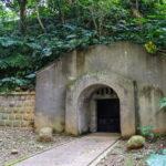 市定古蹟海山神社殘跡現存有石牆、鳥居基座及防空壕等殘跡。